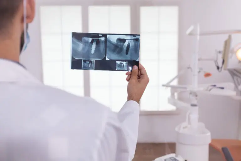 Imagen de doctor viendo una radiografía